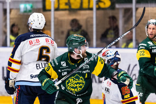 Björklövens Alexander Wiklund jublar