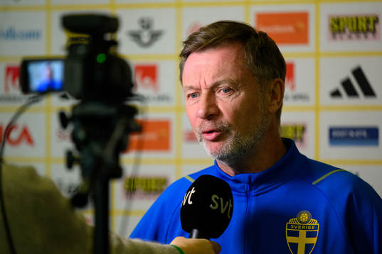 Head coach Peter Gerhardsson is being interviewed