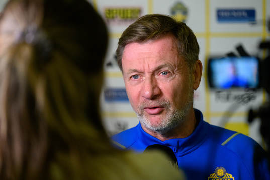 Head coach Peter Gerhardsson is being interviewed