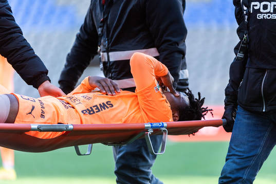 AFC Eskilstunas Abdul-Halik Hudu bärs ut på bår