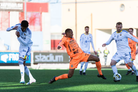 AFC Eskilstunas Simon Karlsson Adjei mot. GIF Sundsvalls