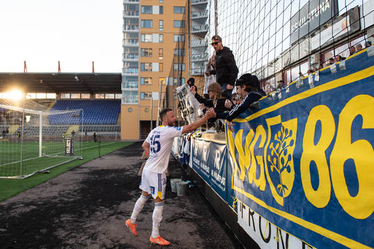 GIF Sundsvalls Robert Lundström jublar med supportar