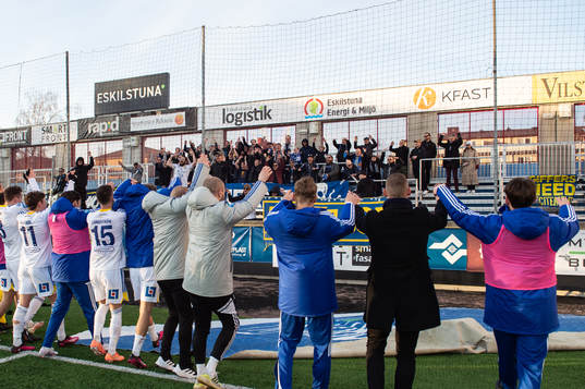 GIF Sundsvall jublar med supportar