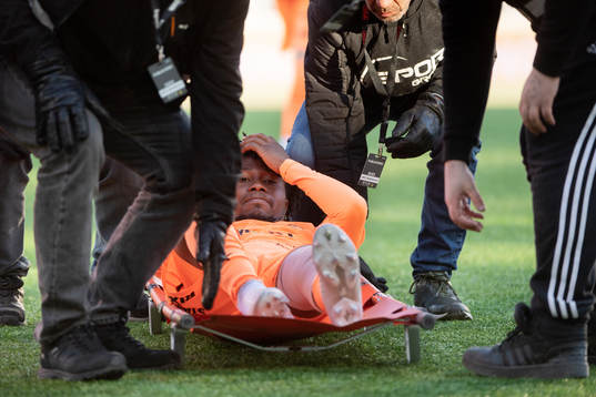 AFC Eskilstunas Abdul-Halik Hudu bärs ut på bår