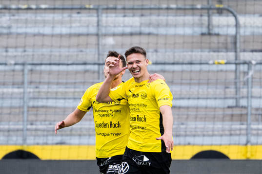 Mjällbys Arvid Brorsson jublar med Colin Rösler