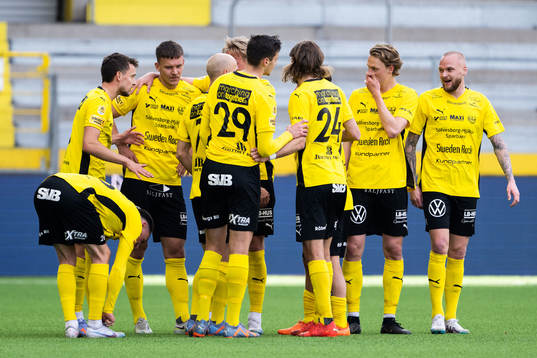 Mjällbys Arvid Brorsson jublar med lagkamrater