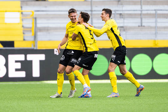 Mjällbys Arvid Brorsson jublar med Colin Rösler och Noah