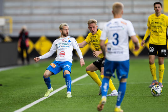Värnamos Marco Bustos och Mjällbys Herman Johansson