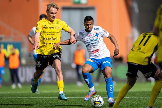 Mjällbys Max Fenger och Värnamos Wenderson Oliveira do