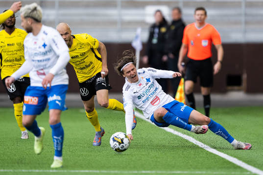 Mjällbys Viktor Gustafson och Värnamos Simon Thern