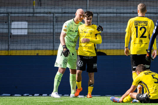 Mjällbys Argjend Miftari och Jesper Gustavsson jublar