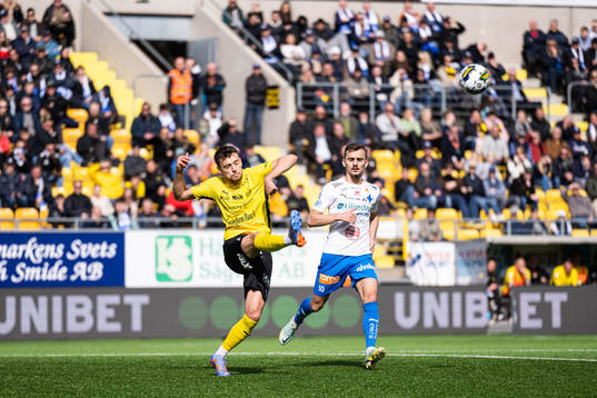 Mjällbys Colin Rösler och Värnamos Ajdin Zeljkovic