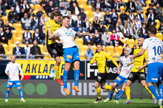Mjällbys Tom Pettersson och Värnamos Victor Eriksson i