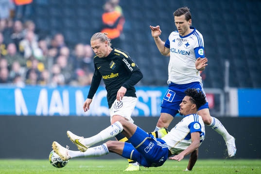 AIKs Viktor Fischer mot IFK Norrköpings Jesper Ceesay och