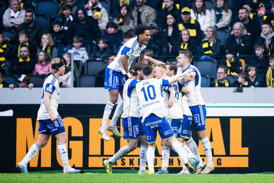 IFK Norrköpings Jesper Ceesay och lagkamrater jublar med