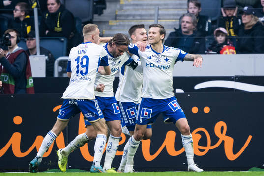 IFK Norrköpings Arnor Traustason jublar med lagkamrater