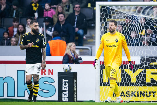 AIKs Jimmy Durmaz  och målvakt Kristoffer Nordfeldt deppar