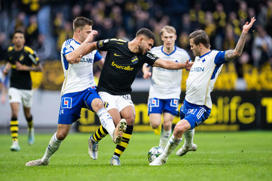 AIKs Omar Faraj mot IFK Norrköpings Wille Jakobsson och