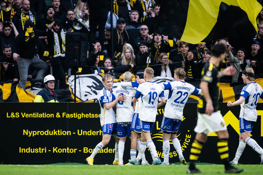 IFK Norrköpings Arnor Sigurdsson jublar framför AIKs