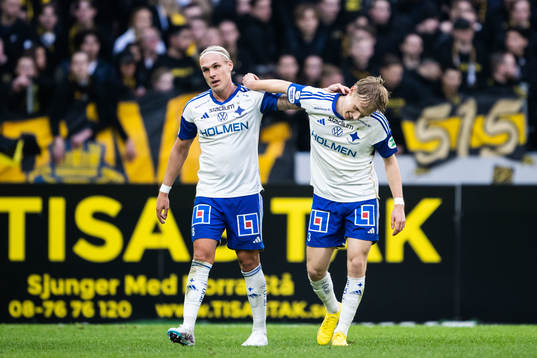 IFK Norrköpings Arnor Sigurdsson jublar med Marcus Baggesen