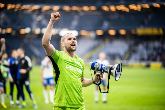 IFK Norrköpings målvakt Oscar Jansson jublar