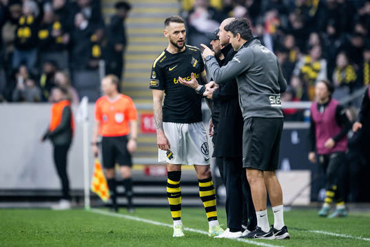 AIKs Alexander Milosevic i samtal med assisterande tränare