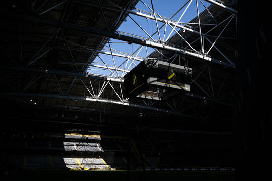 Taket på Friends Arena öppnas