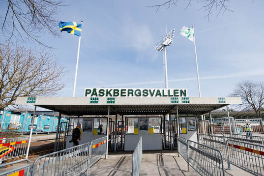 Entrén till Påskbergsvallen före fotbollsmatchen i