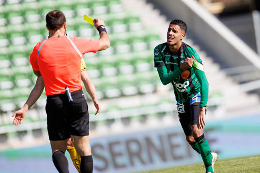 Varbergs Eliton Pardinho Toreta Junior får gult kort av