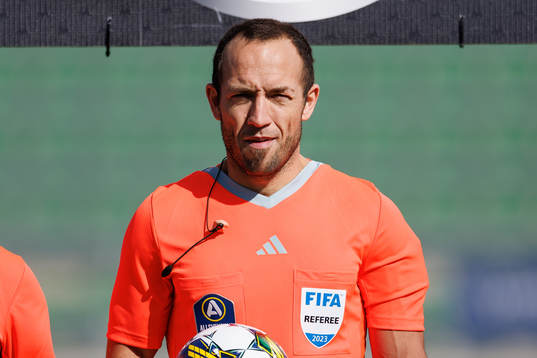 Domare Kaspar Sjöberg före fotbollsmatchen i Allsvenskan
