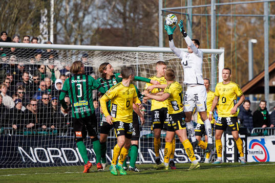 Elfsborgs målvakt Hakon Valdimarsson vid en hörna