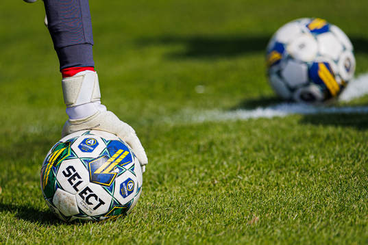 En fotboll före fotbollsmatchen i Allsvenskan mellan