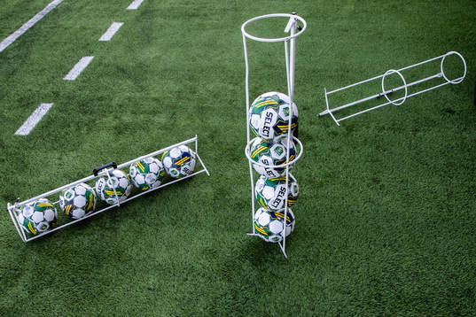 Fotbollar på konstgräs