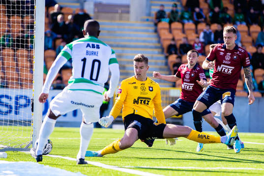 Örgrytes målvakt Mathias Nilsson med en räddning