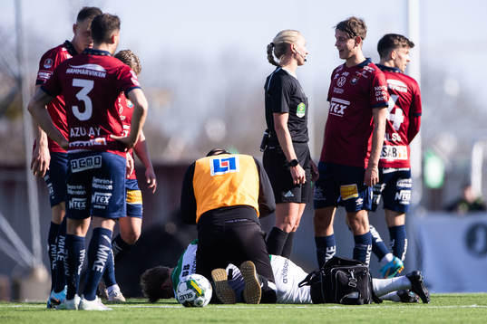 Västerås SKs Herman Magnusson har ont och får vård