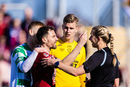 Örgrytes Jonathan Azulay och målvakt Mathias Nilsson i