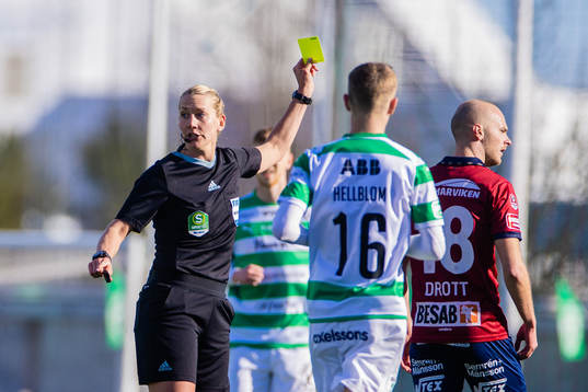 Domare Tess Olofsson delar ut ett gult kort till Örgrytes