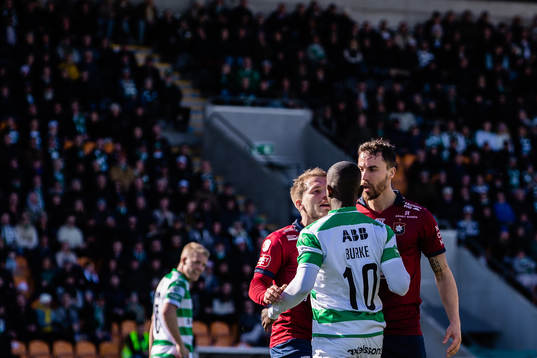 Västerås Jaheem Burke i diskussion med Örgrytes Hampus