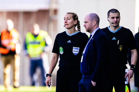 Domare Tess Olofsson och en matchdelegat i ett spelavbrott