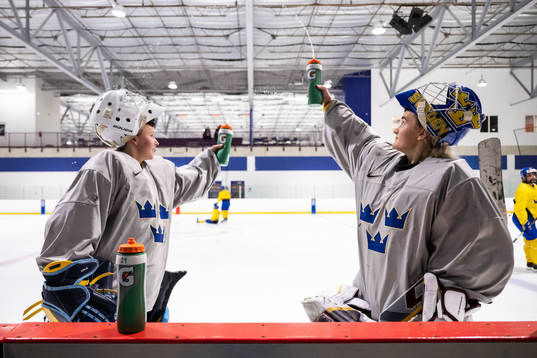 Goaltender Tindra Holm and goaltender Emma Söderberg of