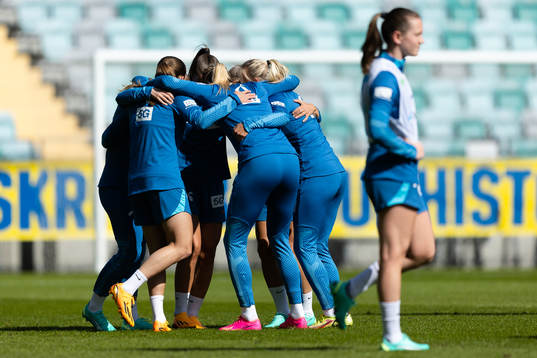 Players of Norway celebrates