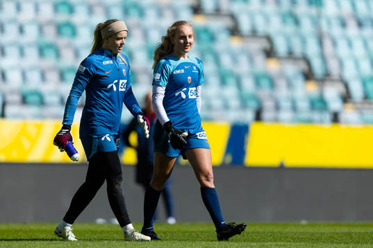 Goalkeeper Guro Pettersen and goalkeeper Sunniva Skoglund