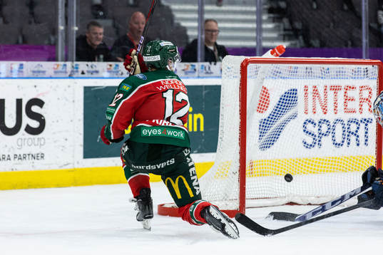 Frölundas Max Friberg gör 1-0 bakom Växjös målvakt