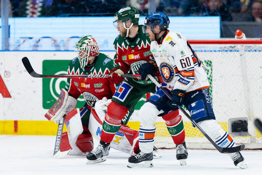 Frölundas målvakt Lars Johansson och Christian Folin mot