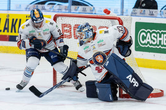 Växjös Brian Cooper och målvakt Emil Larmi