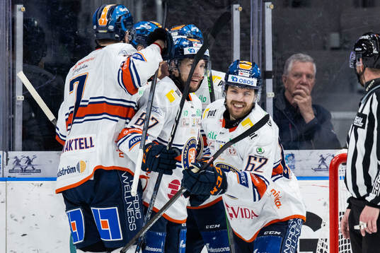 Växjös Manuel Ågren jublar med lagkamrater