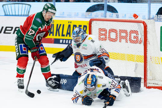 Frölundas Max Friberg med en målchans mot Växjös