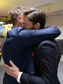 Frölundas tränare Roger Rönnberg omfamnar Joel Lundqvist