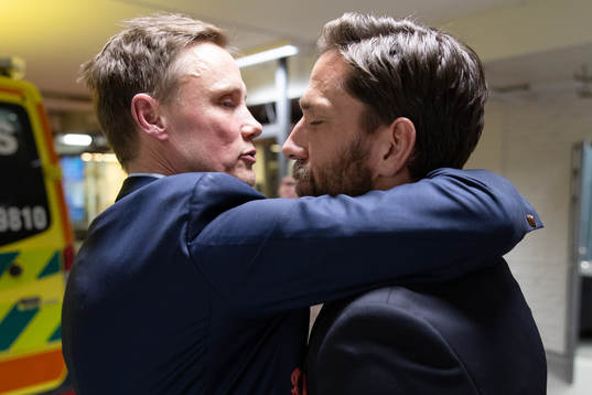Frölundas tränare Roger Rönnberg omfamnar Joel Lundqvist