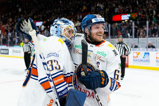 Växjös målvakt Emil Larmi jublar ihop med Erik Josefsson